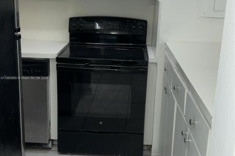 Condo in Miami, Florida, 1 bedroom № 1890999 - photo 10