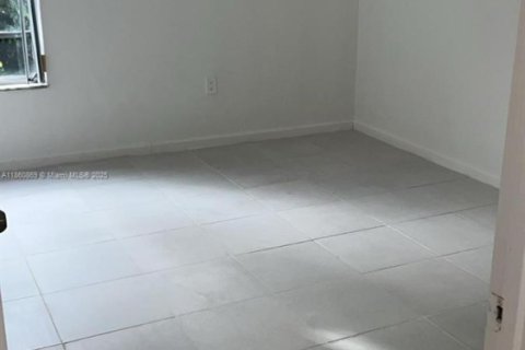 Condo in Miami, Florida, 1 bedroom № 1890999 - photo 4