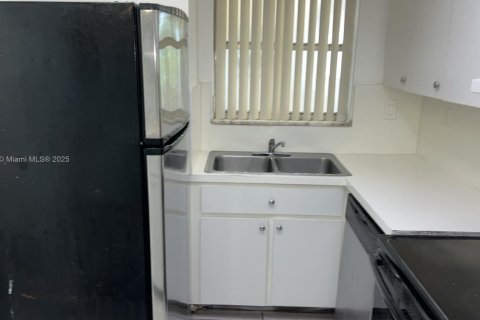 Condo in Miami, Florida, 1 bedroom № 1890999 - photo 11