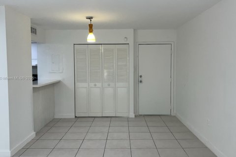 Condo in Miami, Florida, 1 bedroom № 1890999 - photo 1