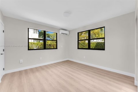 Adosado en venta en Miami Beach, Florida, 5 dormitorios, 175.68 m2 № 1975152 - foto 17