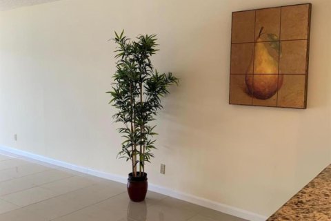 Condo in Lake Worth, Florida, 2 bedrooms  № 2259685 - photo 2
