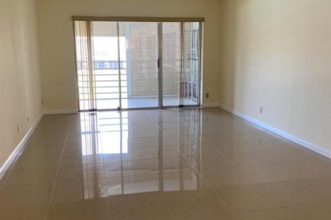 Condo in Lake Worth, Florida, 2 bedrooms  № 2259685 - photo 3