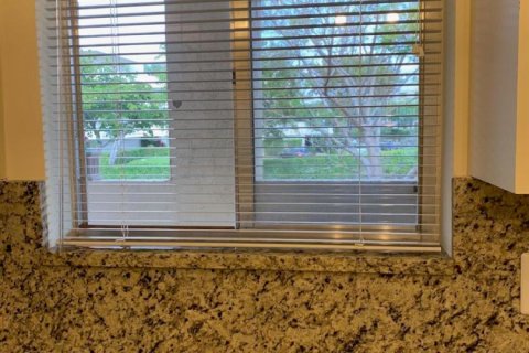Condo in Lake Worth, Florida, 2 bedrooms  № 2259685 - photo 11