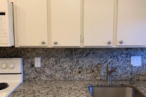 Condo in Lake Worth, Florida, 2 bedrooms  № 2259685 - photo 5
