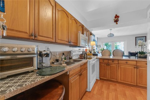 Townhouse in Miami, Florida 3 bedrooms, 124.86 sq.m. № 1863449 - photo 21