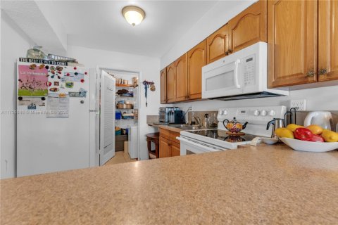 Townhouse in Miami, Florida 3 bedrooms, 124.86 sq.m. № 1863449 - photo 22