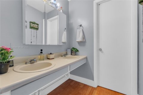 Townhouse in Miami, Florida 3 bedrooms, 124.86 sq.m. № 1863449 - photo 25