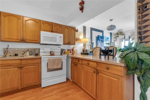 Townhouse in Miami, Florida 3 bedrooms, 124.86 sq.m. № 1863449 - photo 16