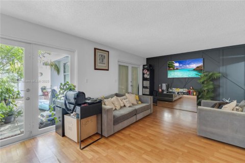 Townhouse in Miami, Florida 3 bedrooms, 124.86 sq.m. № 1863449 - photo 4