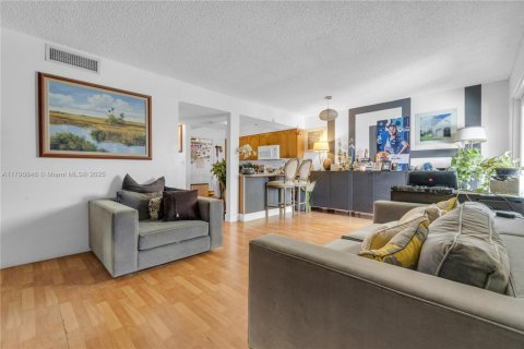 Townhouse in Miami, Florida 3 bedrooms, 124.86 sq.m. № 1863449 - photo 29