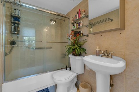 Townhouse in Miami, Florida 3 bedrooms, 124.86 sq.m. № 1863449 - photo 10