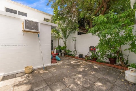 Townhouse in Miami, Florida 3 bedrooms, 124.86 sq.m. № 1863449 - photo 13