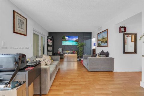 Townhouse in Miami, Florida 3 bedrooms, 124.86 sq.m. № 1863449 - photo 28