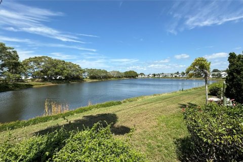 House in Bradenton, Florida 2 bedrooms, 105.17 sq.m. № 2376657 - photo 2