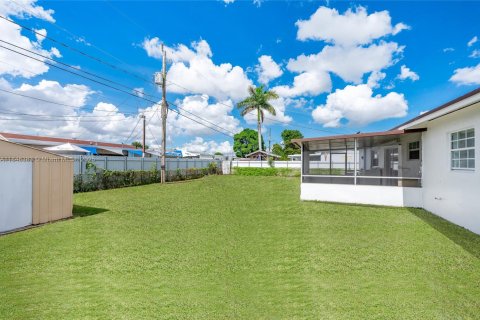 Casa en venta en Miami Gardens, Florida, 4 dormitorios, 94.85 m2 № 1845819 - foto 12