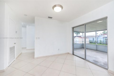 Casa en venta en Miami Gardens, Florida, 4 dormitorios, 94.85 m2 № 1845819 - foto 23