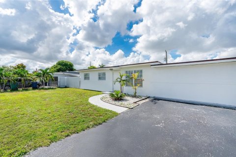 Casa en venta en Miami Gardens, Florida, 4 dormitorios, 94.85 m2 № 1845819 - foto 2