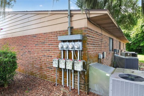 Commercial property in High Springs, Florida 4 bedrooms, 243.78 sq.m. № 2157829 - photo 12