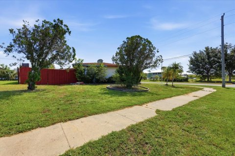 Villa ou maison à vendre à North Port, Floride: 2 chambres, 109.16 m2 № 2148810 - photo 5