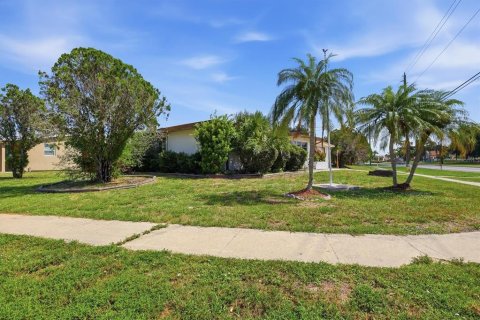 Villa ou maison à vendre à North Port, Floride: 2 chambres, 109.16 m2 № 2148810 - photo 6