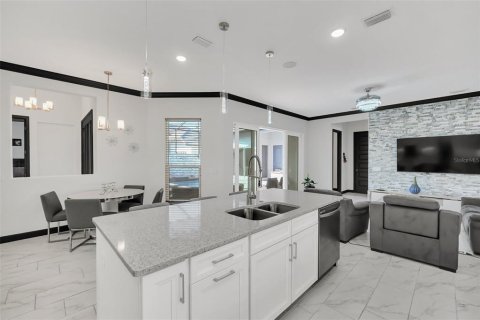 House in Davenport, Florida 4 bedrooms, 206.71 sq.m. № 1915539 - photo 19
