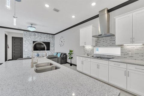 House in Davenport, Florida 4 bedrooms, 206.71 sq.m. № 1915539 - photo 14