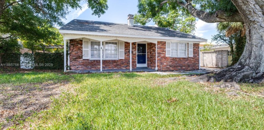 House in Tampa, Florida 3 bedrooms № 1932534