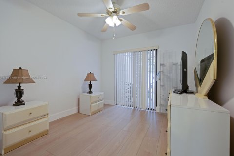 Villa ou maison à vendre à Miami, Floride: 4 chambres, 164.9 m2 № 1939110 - photo 13