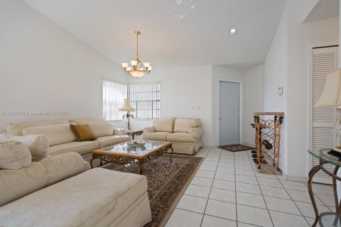 Villa ou maison à vendre à Miami, Floride: 4 chambres, 164.9 m2 № 1939110 - photo 3