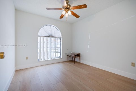 Villa ou maison à vendre à Miami, Floride: 4 chambres, 164.9 m2 № 1939110 - photo 11