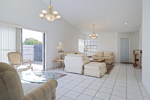 Villa ou maison à vendre à Miami, Floride: 4 chambres, 164.9 m2 № 1939110 - photo 5