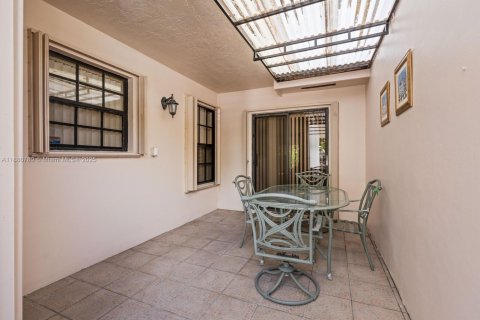 Villa ou maison à vendre à Miami, Floride: 4 chambres, 164.9 m2 № 1939110 - photo 15