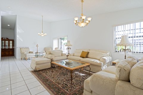 Villa ou maison à vendre à Miami, Floride: 4 chambres, 164.9 m2 № 1939110 - photo 2