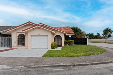 Villa ou maison à vendre à Miami, Floride: 4 chambres, 164.9 m2 № 1939110 - photo 1