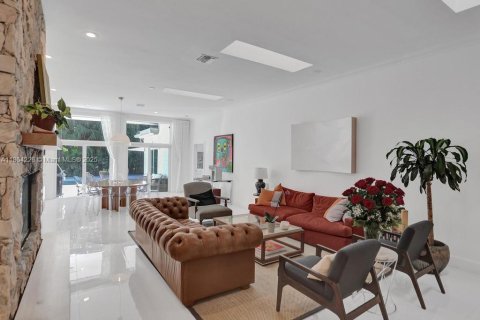 House in Golden Beach, Florida 5 bedrooms, 308.71 sq.m. № 1891198 - photo 2