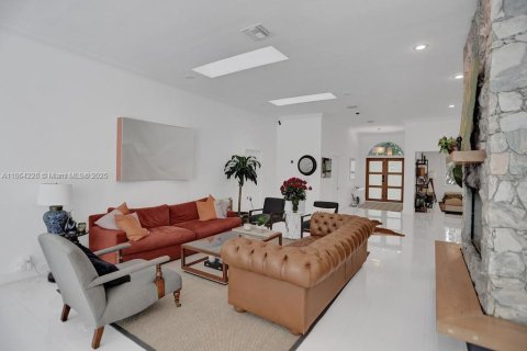 House in Golden Beach, Florida 5 bedrooms, 308.71 sq.m. № 1891198 - photo 5
