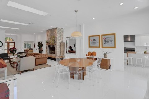 House in Golden Beach, Florida 5 bedrooms, 308.71 sq.m. № 1891198 - photo 4