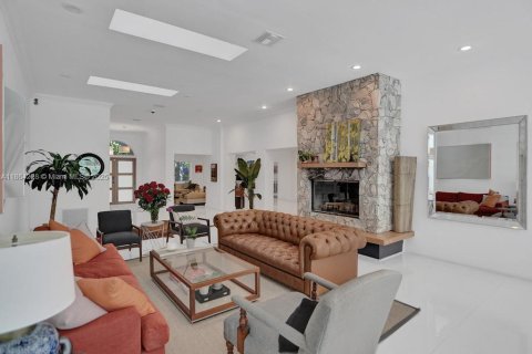 House in Golden Beach, Florida 5 bedrooms, 308.71 sq.m. № 1891198 - photo 3