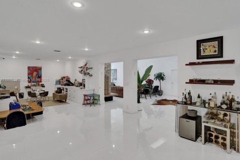 House in Golden Beach, Florida 5 bedrooms, 308.71 sq.m. № 1891198 - photo 7