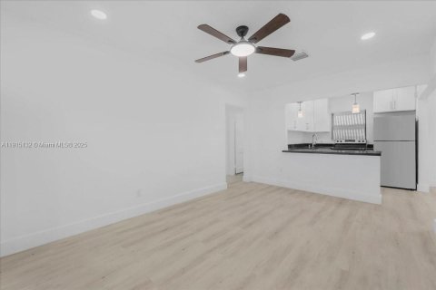 House in Miami, Florida 3 bedrooms, 77.2 sq.m. № 1971373 - photo 24