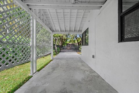 House in Miami, Florida 3 bedrooms, 77.2 sq.m. № 1971373 - photo 13