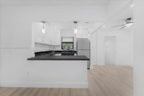 House in Miami, Florida 3 bedrooms, 77.2 sq.m. № 1971373 - photo 26