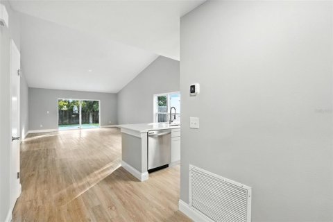 House in Orlando, Florida 3 bedrooms, 125.42 sq.m. № 1904162 - photo 4