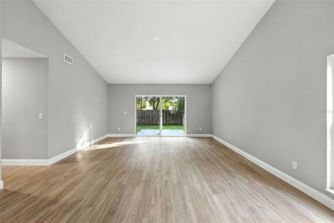 House in Orlando, Florida 3 bedrooms, 125.42 sq.m. № 1904162 - photo 7
