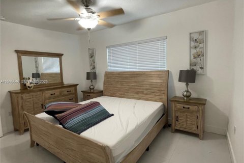 House in Miami, Florida 2 bedrooms, 116.13 sq.m. № 2069166 - photo 9