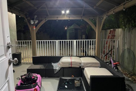 House in Miami, Florida 2 bedrooms, 116.13 sq.m. № 2069166 - photo 13