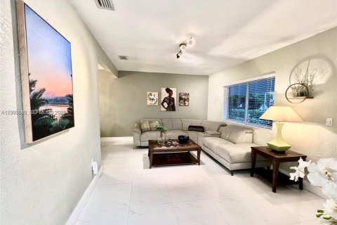 House in Miami, Florida 2 bedrooms, 116.13 sq.m. № 2069166 - photo 2