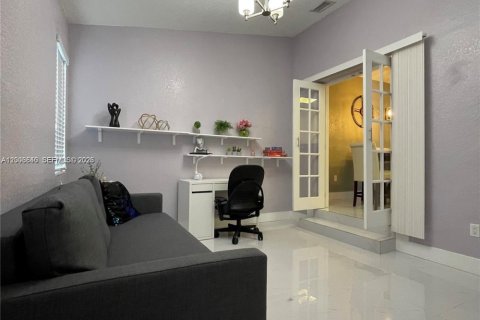 House in Miami, Florida 2 bedrooms, 116.13 sq.m. № 2069166 - photo 8