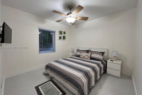 House in Miami, Florida 2 bedrooms, 116.13 sq.m. № 2069166 - photo 11